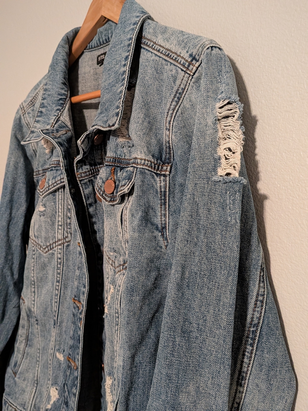Women's Distressed Blue Denim Trucker Jacket Light Wash Size M Ropped - Picture 3 of 10